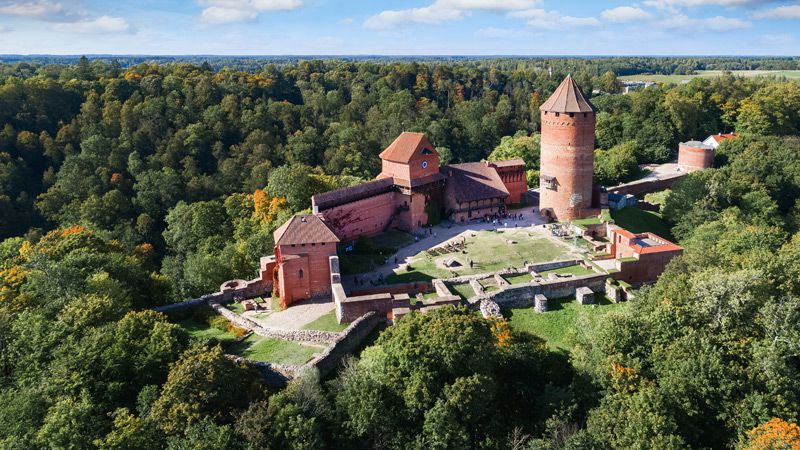 Det medeltida slottet Turaida r en imponerande byggnad belgen vid floden Gauja i Sigulda. 