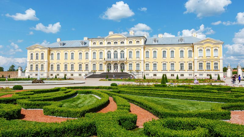 Rundāles pils r det mest knda barockslottet i Lettland och r belget 12 km vster om Bauska