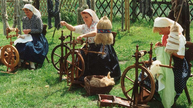 Arbetande Spreewaldkvinnor i folkdräkter. Foto: Andreas Kaster Arbetande Spreewaldkvinnor i folkdräkter.