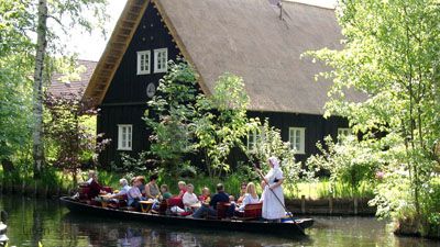 Kanalfärd med traditionell stakpråm.