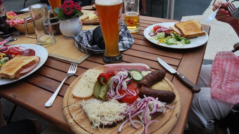 Mat vid Maiskogel. Foto Åse Bjurstam
